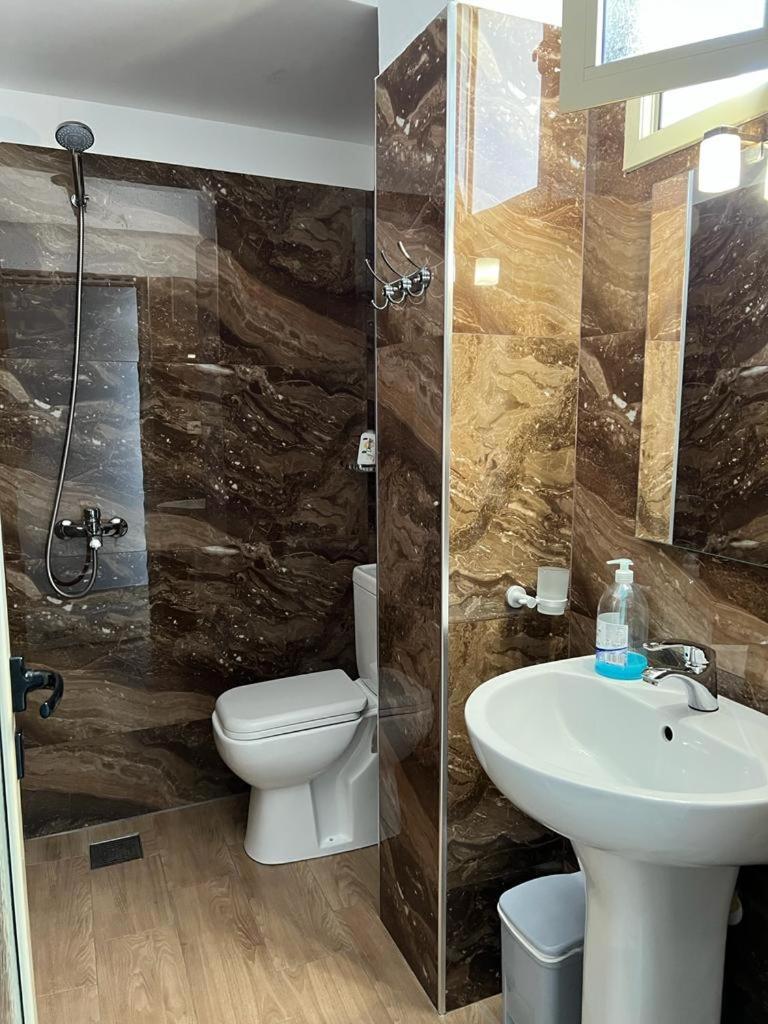 Hotel Vila Flowers Vlora Kültér fotó